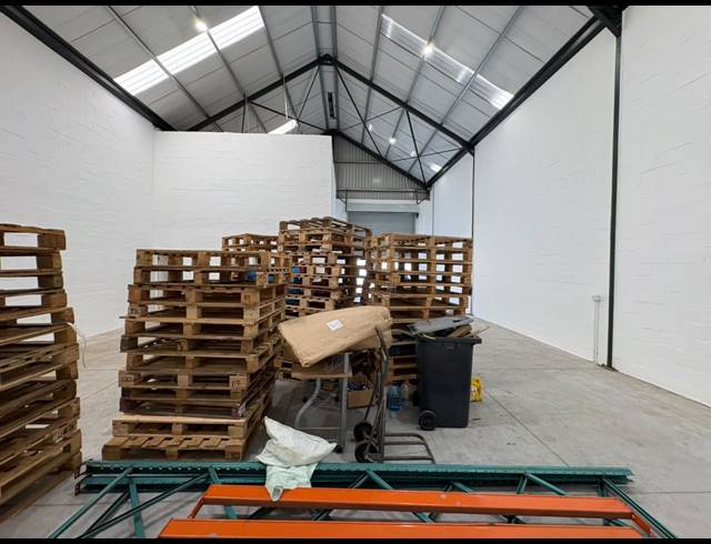 207M² WAREHOUSE TO LET IN FIRGROVE INDUSTRIAL ESTATE